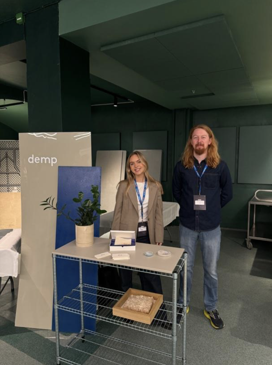 Gründere møter deltakere på stand